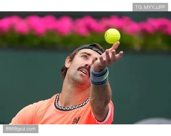 刷到乔丹·汤普森私服照，随手拿杯咖啡都像在炫富——我还以为是电影片场