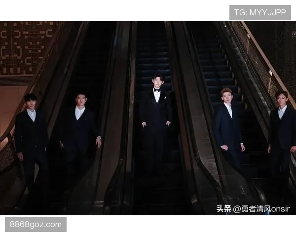 冯彦哲今天穿得像电影明星，赛场上可完全不是这风格啊！