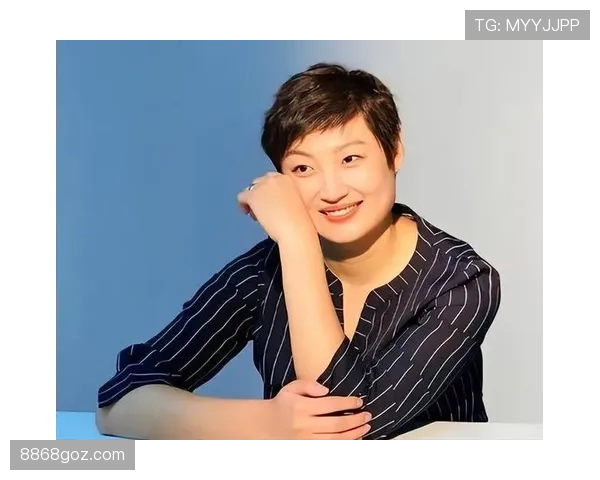 杨昊训练完直接去接娃，球衣都没换，幼儿园门口一堆妈妈偷拍